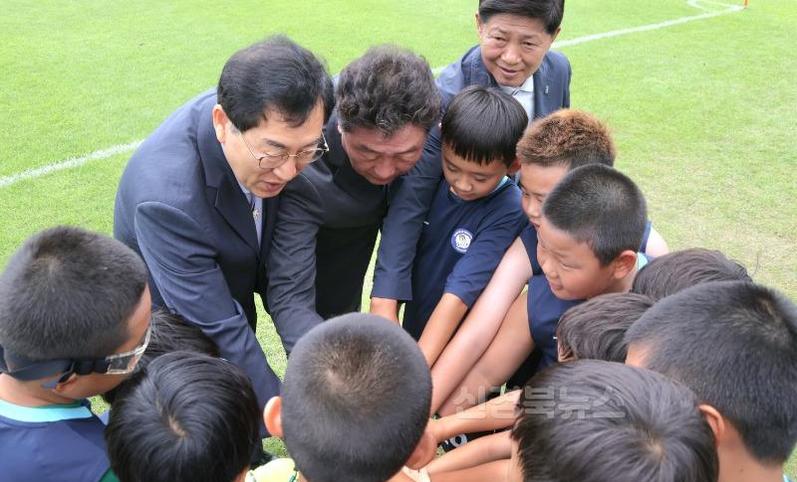 “화랑대기는 경주의 자랑”…주낙영 시장, 유소년 축구대회 현장 격려