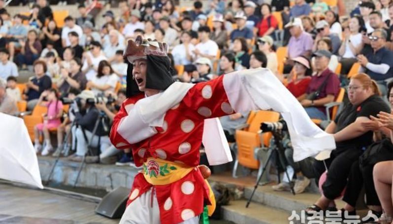 안동, 세계가 춤추는 도시로...안동국제탈춤페스티벌, 3일간 53만 명의 발걸음으로 뜨겁게 달아오르다