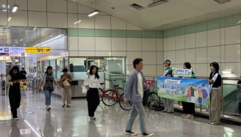 경산시 탄소중립 서포터즈, 출근길 시민과 함께 ‘지하철역 피켓 홍보 캠페인’ 전개