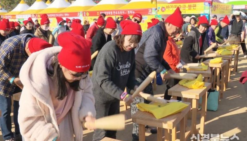청송군 전국에서 몰려든 관광객들로 북적… 제19회 청송사과축제 열기‘후끈’