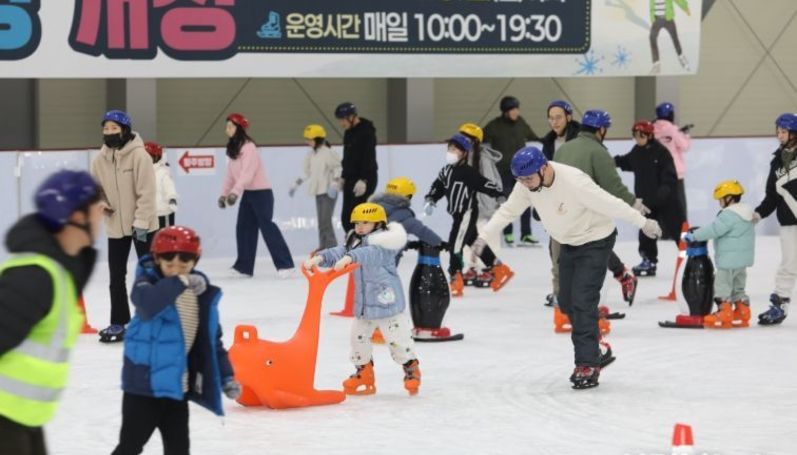 겨울 명소로 자리 잡은 울진 왕피천공원 빙상장