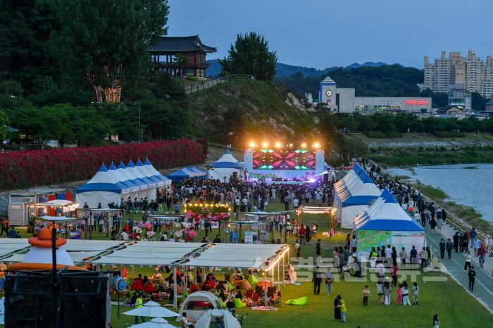 [크기변환]영주-1-1 어둠이 깔린 _2024영주 소백산철쭉제_ 서천둔치 행사장 전경.jpg