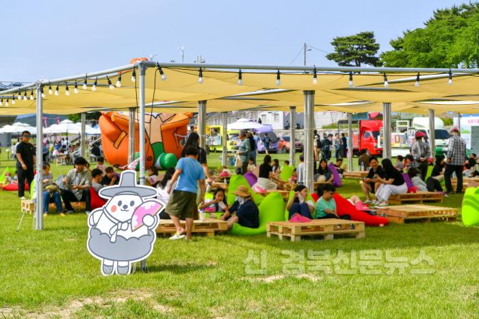 [크기변환]영주-1-2 행사장에는 편안하게 휴식을 취할 수 있는 공간이 마련돼 눈길을 끌었다(서천둔치 _피크닉 존_ 전경) (2).jpg