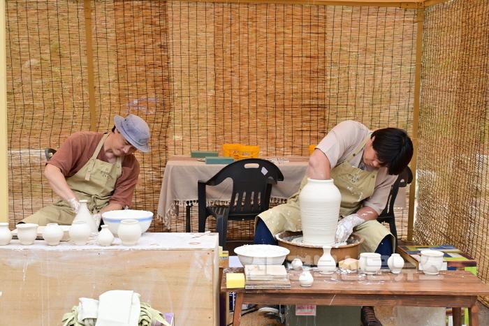 [크기변환]240527보도자료(제1회 청송백자축제 자연으로 빚은 백자 품격을 높인다) (3).JPG