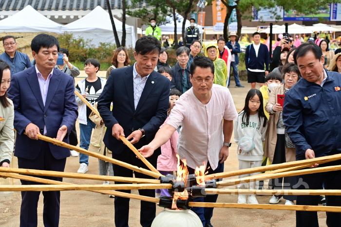 [크기변환]240527보도자료(제1회 청송백자축제 자연으로 빚은 백자 품격을 높인다) (1).JPG