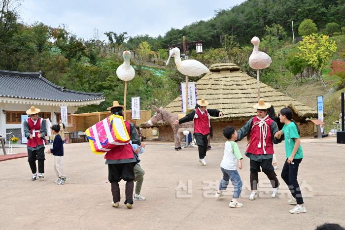 [크기변환]240527보도자료(제1회 청송백자축제 자연으로 빚은 백자 품격을 높인다) (4).JPG