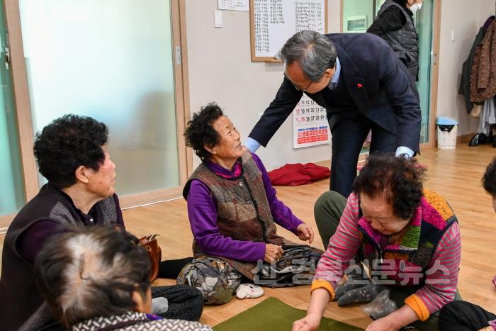[크기변환]영주-1-4(참고사진) 박남서 영주시장이 경로당을 찾아 어르신들의 안부를 여쭙고 있다.jpg