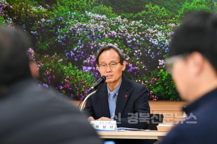 [크기변환]영주-1-3(참고사진) 박남서 영주시장이 읍면동 연두순방에서 주민의견을 주의깊게 듣고 있다.jpg