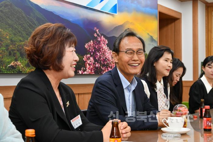 [크기변환]영주-1-3 이날, 시종 화기애애한 분위기 속에서 열린시장실이 운영됐다.jpg