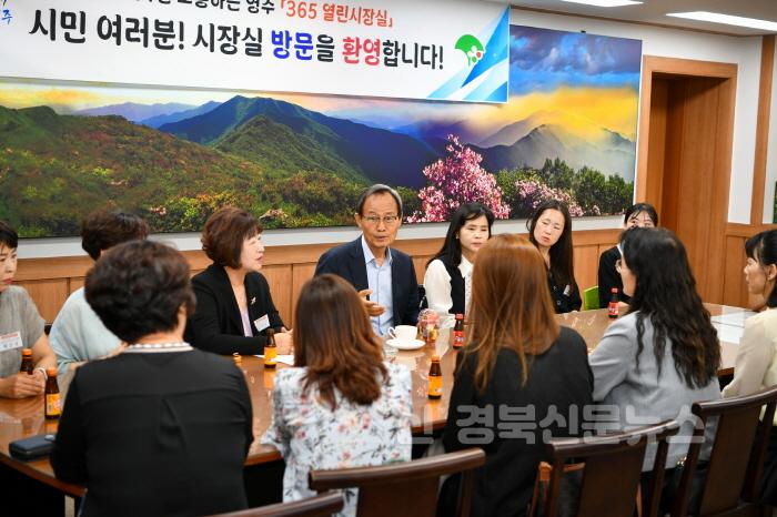 [크기변환]영주-1-2 박남서 영주시장이 저출산 시대 보육정책 발전방안 대해 답변 하고 있다.jpg