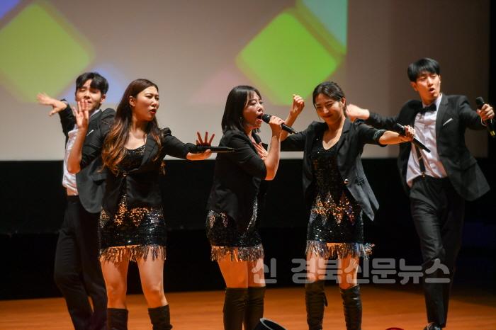 [크기변환]영주-3-3 드림뮤지컬팀이 신나는공연으로 현장 분위기를 뜨겁게 달구고 있다.jpg