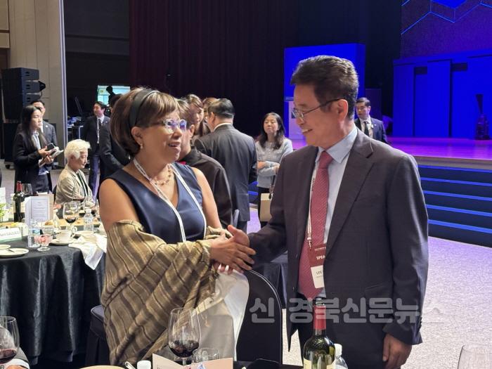 [크기변환]2._APEC현장_유치활동1(APEC사무총장).jpg