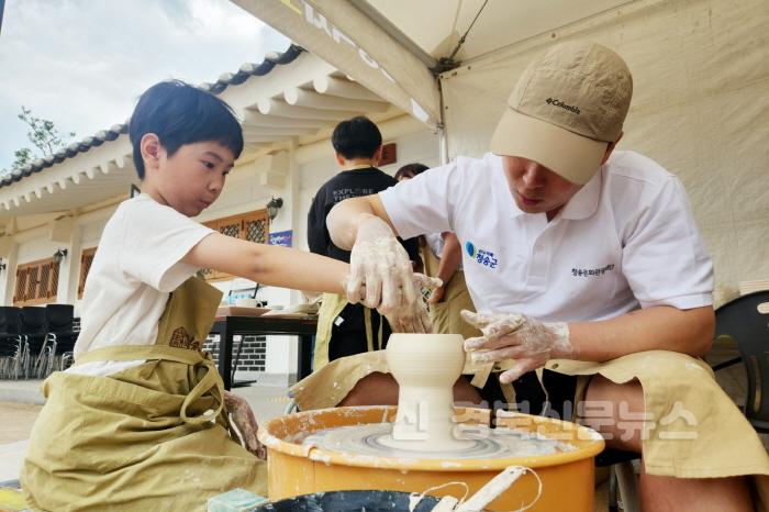 [크기변환]240602보도자료(청송군, 500년 역사를 넘어 천년의 약속으로[제1회 청송백자축제] 성황리 개최-물레시연 및 체험) (2).jpg