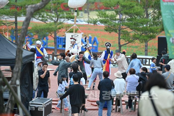 [크기변환]240602보도자료(청송군, 500년 역사를 넘어 천년의 약속으로[제1회 청송백자축제] 성황리 개최-마당놀이).JPG