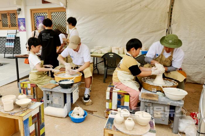 [크기변환]240602보도자료(청송군, 500년 역사를 넘어 천년의 약속으로[제1회 청송백자축제] 성황리 개최-물레시연 및 체험) (1).jpg