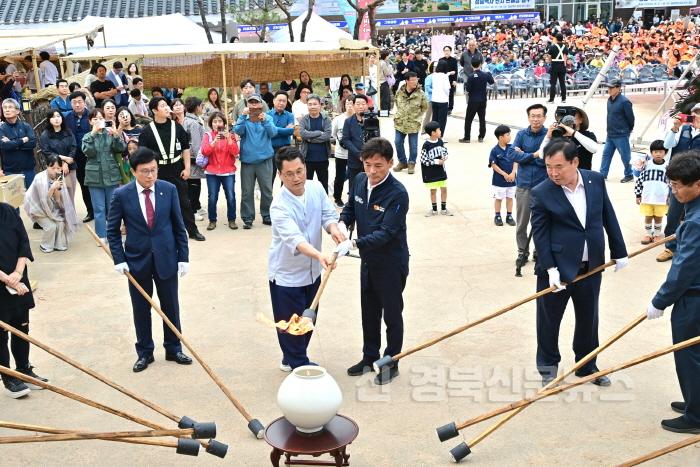 [크기변환]240602보도자료(청송군, 500년 역사를 넘어 천년의 약속으로[제1회 청송백자축제] 성황리 개최-장작가마 번조행사) (1).jpg