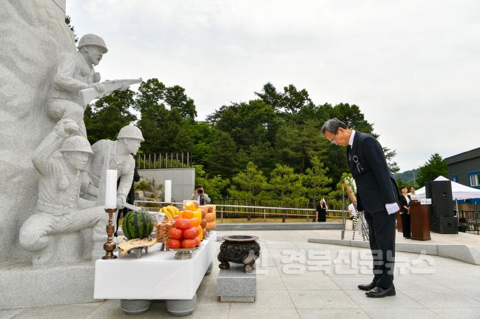 [크기변환]영주-6-3 박남서 영주시장이 헌화·분향을 한뒤 묵념을 하고 있다.jpg