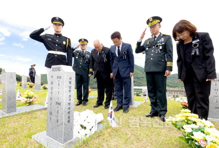 [크기변환]현충일_추념식(무연고_묘소_참배).jpg