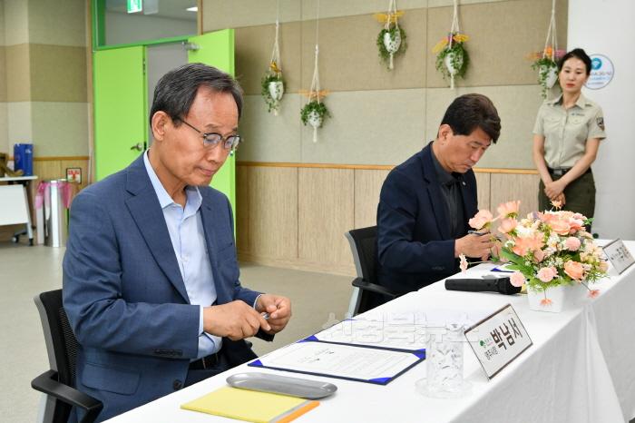 [크기변환]영주-2-2 박남서 영주시장과 주재우 소백산생태탐방원 원장이 협약서에 서명을 하고 있다.jpg