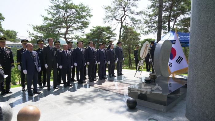 [크기변환]10.추모비 참배 건설위.JPG