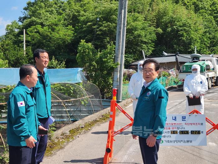 [크기변환][사진] 영천시, 아프리카돼지열병 확산 차단을 위한 방역 조치에 총력(현장1).jpg