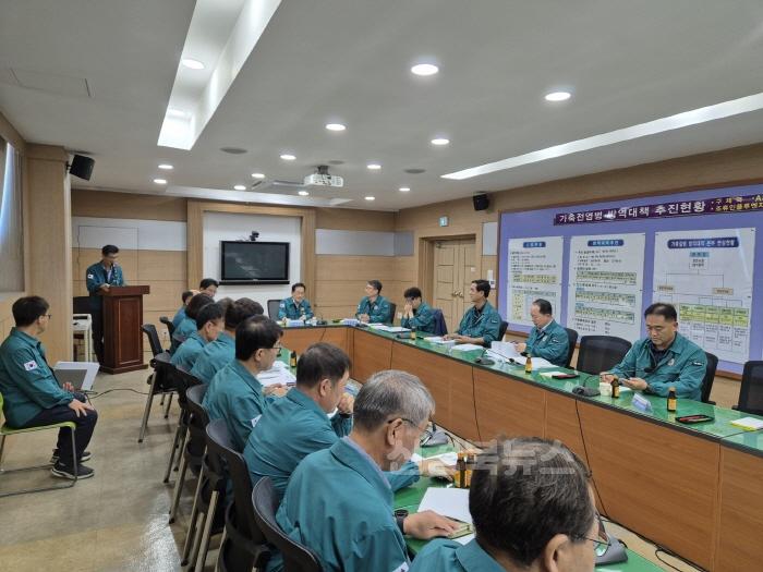 [크기변환][사진] 영천시, 아프리카돼지열병 확산 차단을 위한 방역 조치에 총력(회의1).jpg