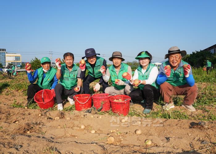 [크기변환]1 [사진] 새마을지도자영천시협의회 사랑으로 키운 감자 기탁 (2).jpg