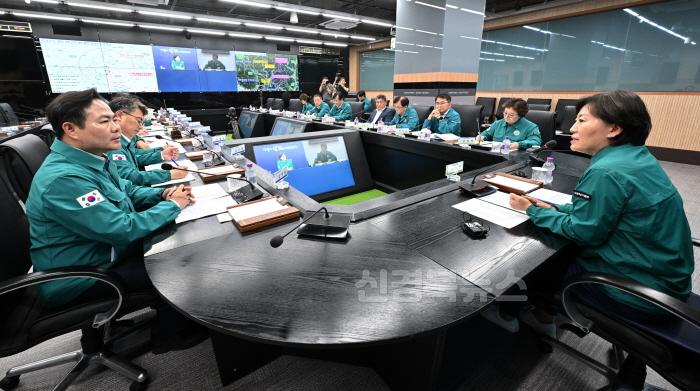 [크기변환]1._6.21_농림부장관_ASF_방역실태_영상회의(행정부지사)1.jpg