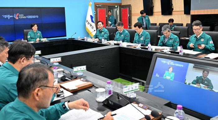 [크기변환]1._6.21_농림부장관_ASF_방역실태_영상회의(행정부지사).jpg