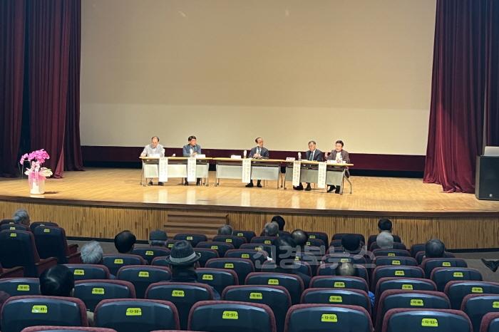 [크기변환]영주-1-2 (참고사진) 지난해 _상봄 정도전 학술포럼_ 종합 토론 진행모습.JPG