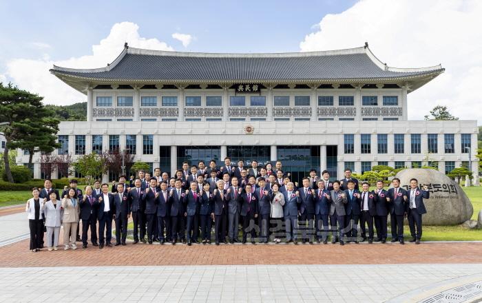 [크기변환]12대 의원 단체사진 23.11.30 (4).jpg