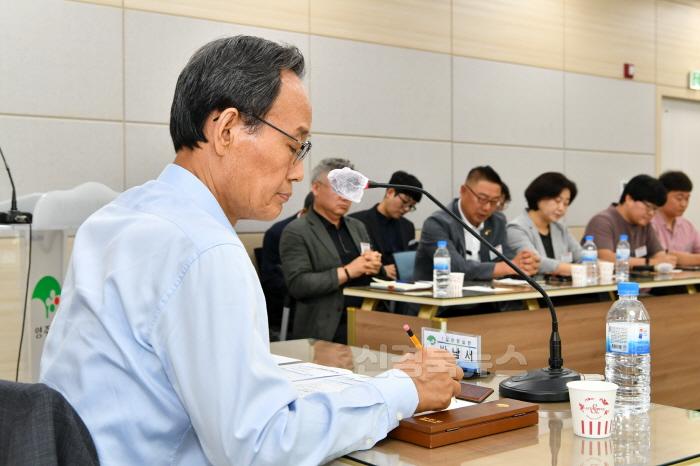 [크기변환]영주-2-3 박남서 영주시장이 주민 고충을 메모하고 있다.jpg