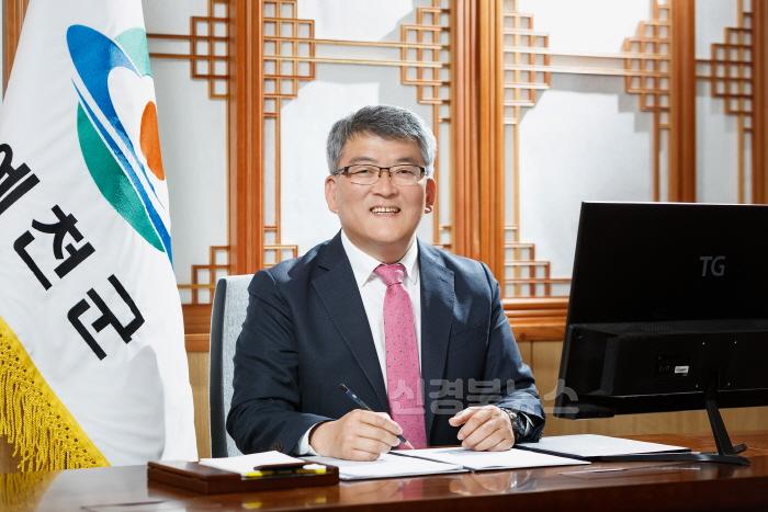 [크기변환]김학동 군수 사진.jpg