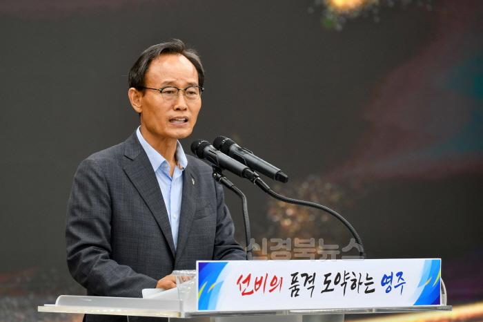 [크기변환]영주-1 박남서 영주시장이 7월 직원 월례회에서 지역발전을 위한 노력을 주문하고 있다.jpg