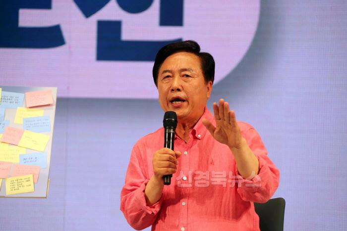 [크기변환]0702 권기창 안동시장  민선 8기 3년 차 첫날 위대한 시민과 새로운 안동 이야기 꽃피워 (1).JPG