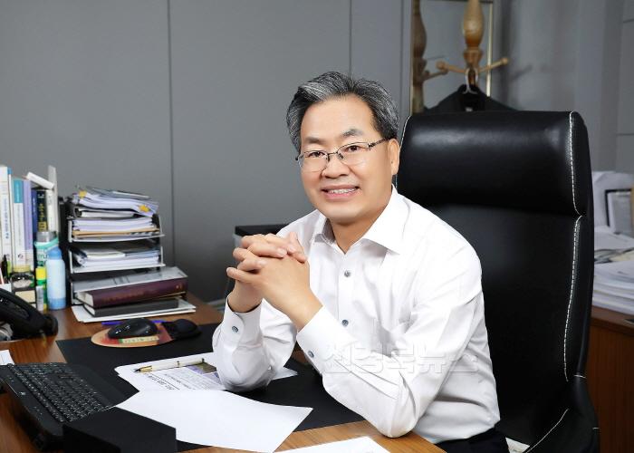 [크기변환]1-5 사진(군수님집무실) (1).jpg