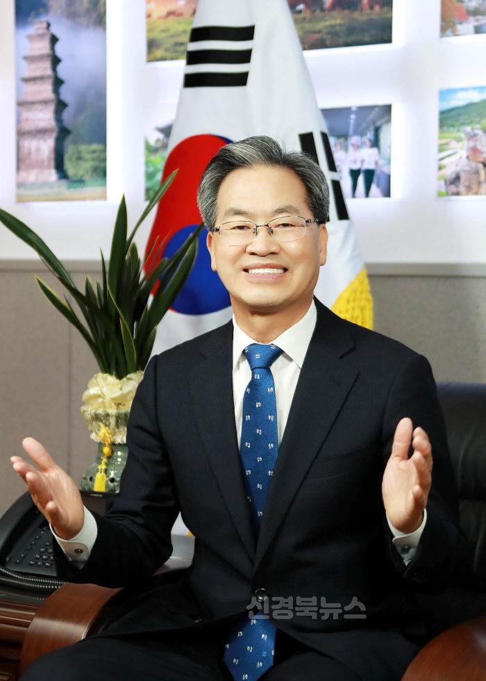 [크기변환]1-5 사진(군수님집무실) (2).jpg