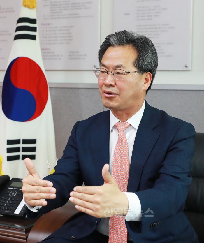 [크기변환]1-2 사진(군수님집무실).jpg