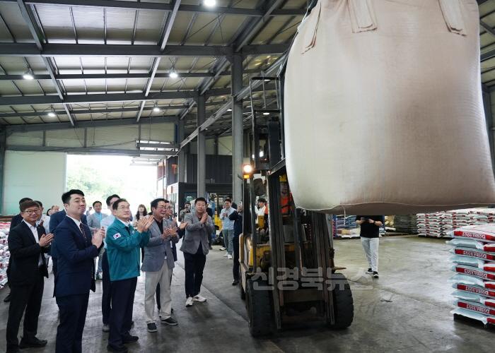 [크기변환]1 [사진] 베트남을 사로잡은 비료, (주)무계바이오 선적식 (1).jpg