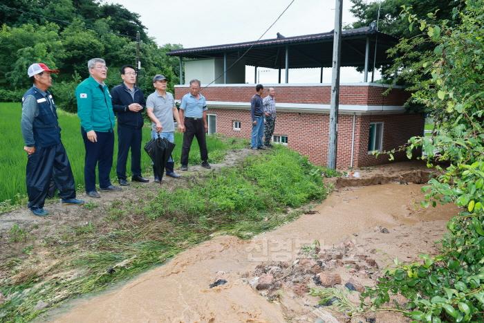 [크기변환]2024 07 10 수해피해 현장점검(안전재난과)1132 (2).JPG