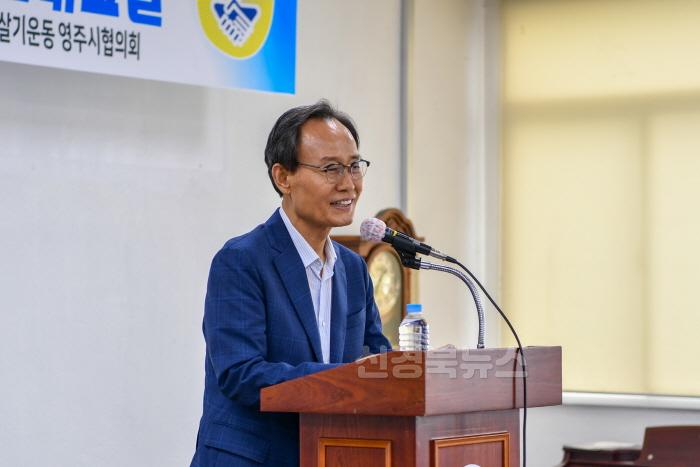 [크기변환]영주-2-2 박남서 영주시장이 주부대학 입학생들에게 강연을 하고 있다.jpg