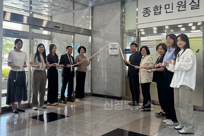 [크기변환]영주-1-2 국민건강보험공단 영주봉화지사 _복지사각지대 신고센터 현판식_ 기념사진.jpg