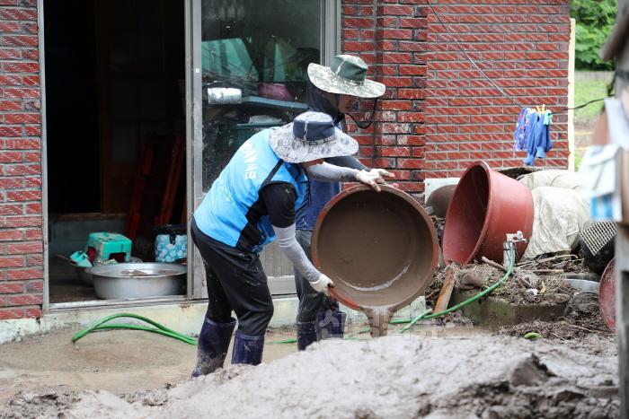 [크기변환]0711 안동시  집중호우 피해복구에 구슬땀 (2).JPG
