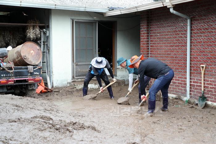 [크기변환]0711 안동시  집중호우 피해복구에 구슬땀 (3).JPG