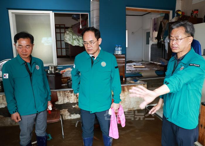 [크기변환]3-4.사진(임종득 국회의원 영양군 수해복구지역 현장방문).jpg