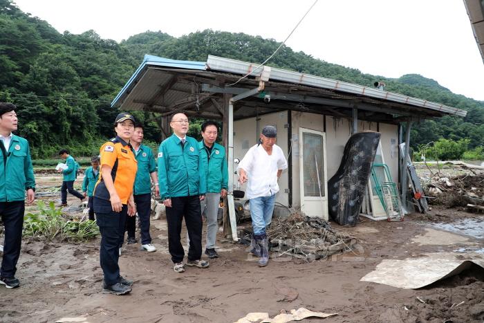 [크기변환]0712 이한경 행안부 차관, 안동 호우 피해지역 방문 (1).JPG