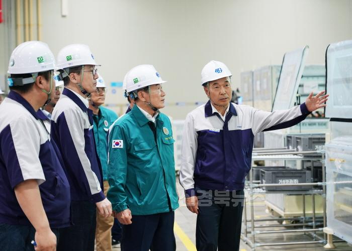 [크기변환]3 [사진] 최기문 영천시장, 영천하이테크파크지구 내 (주)화신 공장 현장 방문 (2).jpg