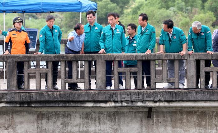 [크기변환]1_호우_피해_우려지역_사전_점검(안동_길안천_묵계교)5.jpg