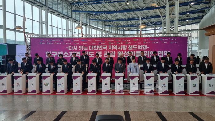 [크기변환]영주-1-1 협약기관 대표들이 태블릿PC를 통해 협약 서명을 하고 있다.jpg