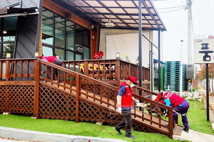 [크기변환]240717보도자료(청송군, 노인일자리사업 2년 연속 ‘최우수 지자체’ 선정-활동사진) (4).jpg